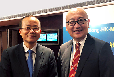 中央政府駐港聯絡辦副主任楊健先生（左）與司徒傑先生（右）合影留念