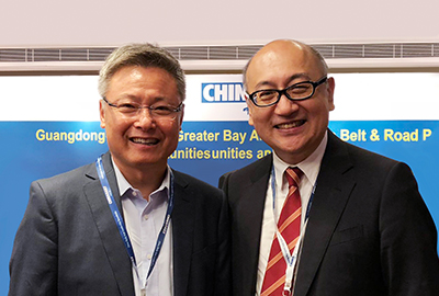 香港大學專業進修學院常務副院長劉寧榮教授(左)與司徒傑先生(右)合影留念