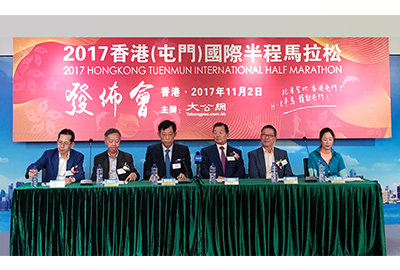 新闻发布会现场（从左至右：大公报董事、大公网总裁林学飞；香港铜紫荆星章和荣誉勋章、太平绅士、香港屯门区议会主席、本次赛事筹委会主席梁健文；全国政协委员、香港大公文汇传媒集团董事长、本次赛事组委会主席姜在忠；香港新闻联会长、本次赛事组委会主席张国良；香港铜紫荆星章和荣誉勋章、太平绅士、本次赛事筹委会主席陈云生；悉尼奥运会竞走冠军王丽萍） 