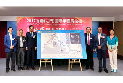 (從左至右:大公報董事、大公網總裁林學飛;香港銅紫荊星章和榮譽勳章、太平紳士、香港屯門區議會主席、本次賽事籌委會主席梁健文;全國政協委員、香港大公文匯傳媒集團董事長、本次賽事組委會主席姜在忠;香港新聞聯會長、本次賽事組委會主席張國良;香港銅紫荊星章和榮譽勳章、太平紳士、本次賽事籌委會主席陳雲生;悉尼奧運會競走冠軍王麗萍)