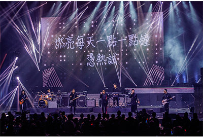 譚詠麟與太極樂隊一同演唱連串經典歌曲