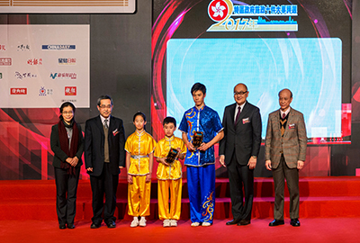 Lili Xu, Vice President of Bauhinia Magazine (first from the left), Mr. Jianbo Kang, Managing Editor of Economic Information & Agency, Mr. Kit Szeto, Director & CEO of Dim Sum TV (second from the right), Mr. Shihe Xu, Vice President of The Mirror (first from the right) sent out souvenirs to the performing group