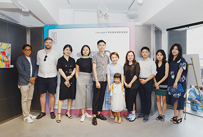 青年畫家(左三)李菁雯女士、(左五)PeiChung先生、(右四)曹靜女士、(右一)劉亭女士與獲贈畫作的5個香港家庭合照