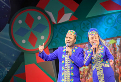 Gansu artists singing and dancing during “Chinese and Portuguese-speaking Countries Gala Performance”