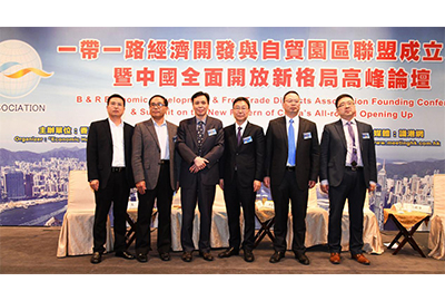 (左起) 中泰金融國際有限公司投融資總監韓冬,湖南瀏陽經濟技術開發區黨工委副書記、管委會主任談文昌,河南省新密市委組織部副部長、千億耐材辦常務副主任蘇建仲,深圳前海創新研究院秘書長諶鵬,湖南湘潭天易經濟開發區招商和商務局局長沈鐵強參加圓桌論壇討論