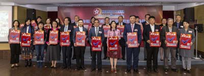 眾主禮嘉賓及機構代表手持「評選表格」的紙板呼籲全港市民踴躍參與評選