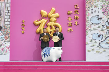 Mr. Ka-wing Leung, Director of Broadcasting (left) and Dr. Bernard Chan Pak Li, Under Secretary for Commerce and Economic Development Bureau (right) officiated the kick-off ceremony for the Year of the Pig.  
