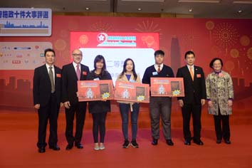 Mr. Yat Ping Sing, Chief Editor of The Mirror (first from the left), Mr. Kit Szeto, Director and CEO of Dim Sum TV (second from the left), Mr. Tam Kam-kau, Member of the Standing Committee of CPPCC National Committee and President of Hong Kong Volunteers Federation (second from the right), Ms. Lam Shuk Yee, Member of the Standing Committee of CPPCC National Committee and Honorary President of the Hong Kong Federation of Trade Unions (first from the right) presented the second prize.