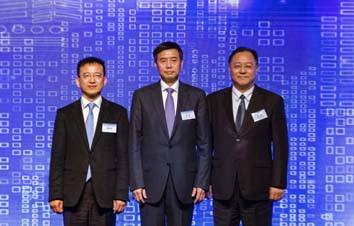 (左起) 香港特區政府政制及內地事務局副局長陳帥夫,深圳市委常委、前海合作區黨工委書記、前海蛇口自貿片區管委會主任田夫,深圳市政府黨組成員、前海深港現代服務業合作區管理局局長杜鵬合影