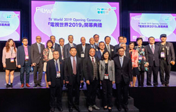 (前排左至右) 廣東廣播電視台台長蔡伏青先生,中國廣播電影電視社會組織聯合會電視製片委員會張智明會長,香港電視專業人員協會會長徐小明博士,國家廣播電視總局電視劇司副司長劉梅茹女士,香港貿易發展局助理總裁梁國浩先生,香港點心衛視董事兼行政總裁司徒傑先生(後排左三)與眾嘉賓於開幕典禮合影