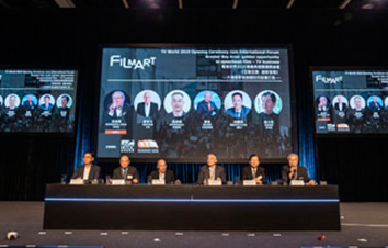  (From left) Mr. Sin Kwok Lam, Founder of the National Arts Entertainment and Culture Group Limited; Mr. Yin Xu, Senior Vice President of Hengdian Group; Dr. Allan Zeman, Chairman of Lan Kwai Fong Group; Mr. Shi Yanfeng, Deputy Editor-in-Chief of Guangdong Radio and Television; Yeung Lik Man, Chariman of Luntak Group and tourism veteran; and Mr. Lam Yuk Wah, host of the forum, discussed the industry issues onsite