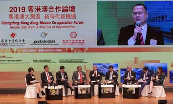  (From left) Ms. Lo Tak Wah, Managing Director of the Prime Marketing & Promotional Services Co., Ltd; Dr. Liu Tao, Vice President of Guangdong Lawyers Association; Mr. Kenneth Fok Kai Kong, Vice President of the Fok Ying Tung Group; Dr. Victor Fung, Group Chairman of the Fung Group; Dr. Jonathan Choi Koon-shum, Chairman of The Chinese General Chamber of Commerce; Professor Dr. Wang Zhenmin, Director of the Hong Kong and Macao Research Center of Tsinghua University; Mr. Peter Kung, Senior Consultant of KPMG; Mr. Hou Feng, Chairman and President of the China Water Environment Group; Dr. Du Lan, Senior Vice President of iFlyTek Co., Ltd. exchanges ideas at the forum