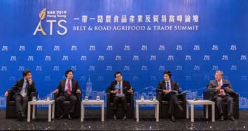專題演講嘉賓現場討論情況,從左到右分別為:菲律賓貿易及工業部助理部長Mr. Angelo B Taningco,第13屆全國人大代表、中國河南省駐馬店市市長朱是西先生,原香港特別行政區政府商務及經濟發展局局長蘇錦樑律師,越南農業農村發展部代表Mr. Tran Van Cong,台灣新竹縣第十六、十七屆縣長邱鏡淳先生